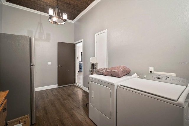 clothes washing area featuring a high ceiling, an inviting chandelier, dark hardwood / wood-style flooring, independent washer and dryer, and crown molding