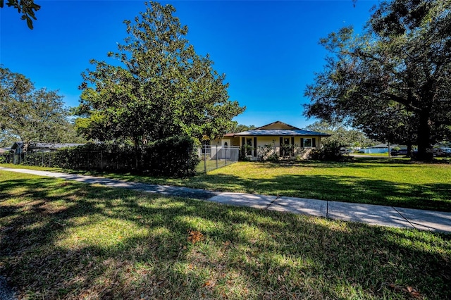 view of front of property featuring a front yard and fence