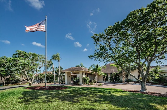 view of front of property featuring a front lawn and stucco siding