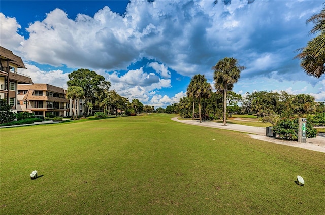 view of property's community featuring a lawn