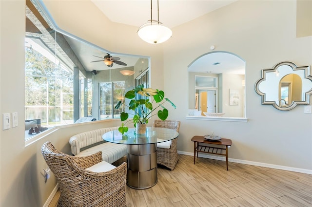 sunroom with ceiling fan