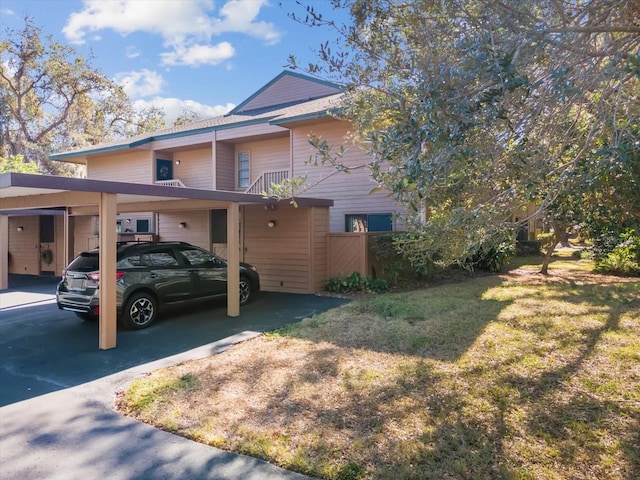 view of front of house featuring a carport and a front lawn