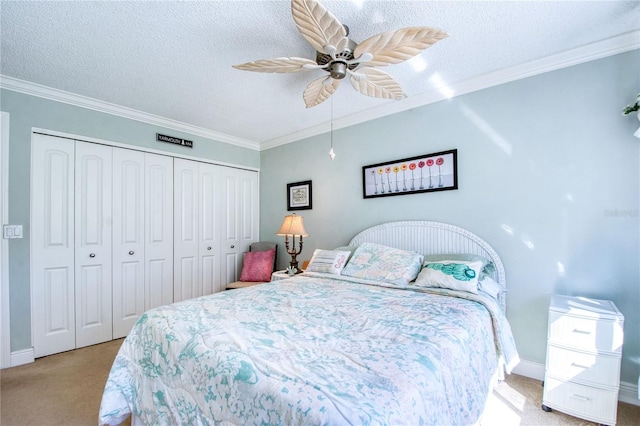 carpeted bedroom featuring ceiling fan, crown molding, a textured ceiling, and a closet