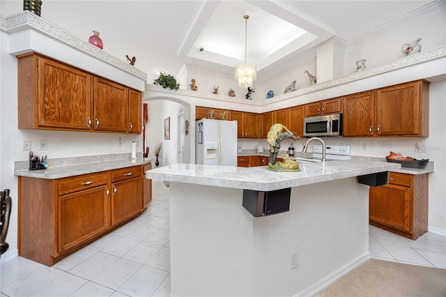 kitchen with sink, pendant lighting, white appliances, a kitchen bar, and a kitchen island with sink