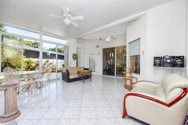 sunroom with ceiling fan