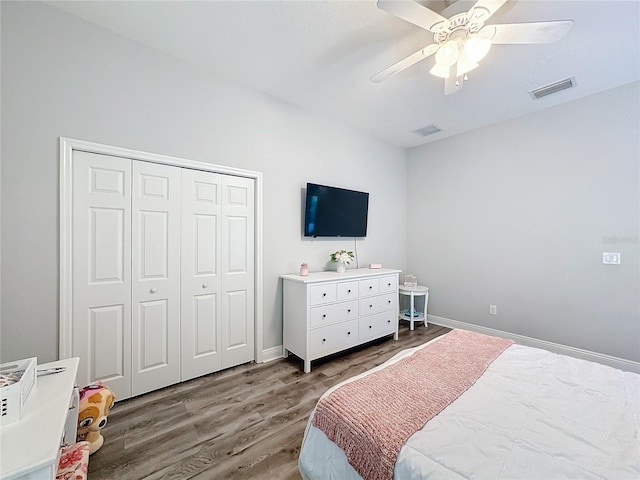 bedroom featuring a closet, dark hardwood / wood-style floors, and ceiling fan