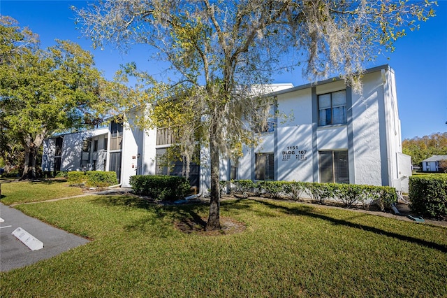 view of front of home featuring a front yard