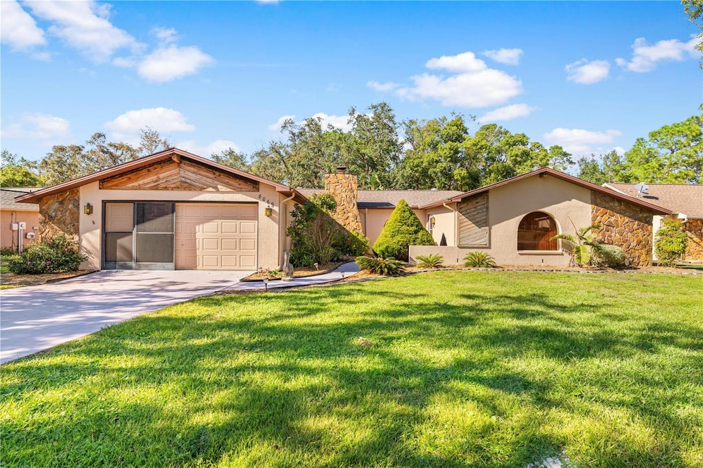 view of front of house featuring a front lawn and a garage