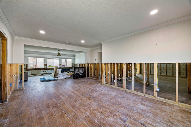 miscellaneous room with ceiling fan, ornamental molding, a textured ceiling, and hardwood / wood-style flooring