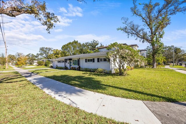 view of front of property featuring a front lawn