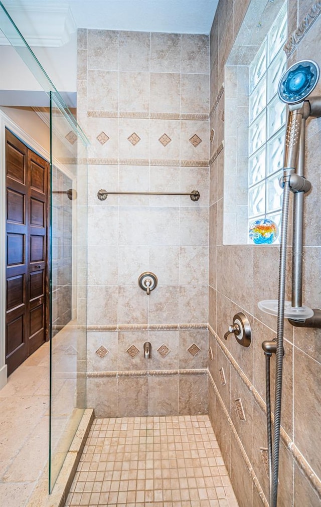 bathroom featuring tiled shower