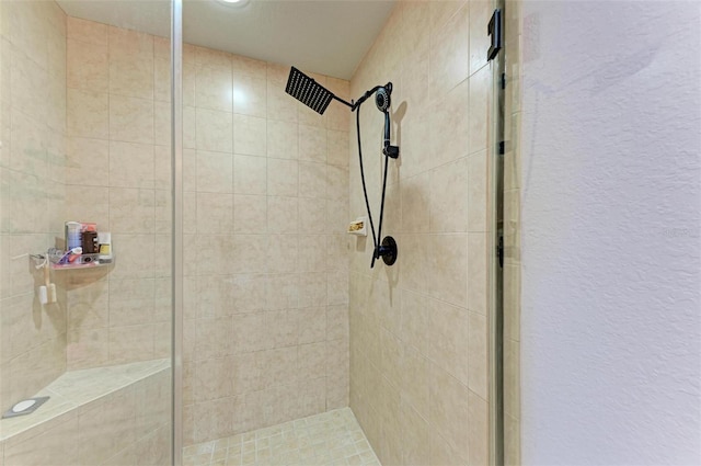 bathroom featuring a tile shower