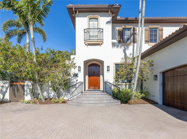 view of front of home featuring a balcony