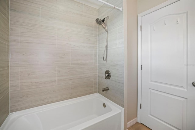 bathroom with tiled shower / bath combo