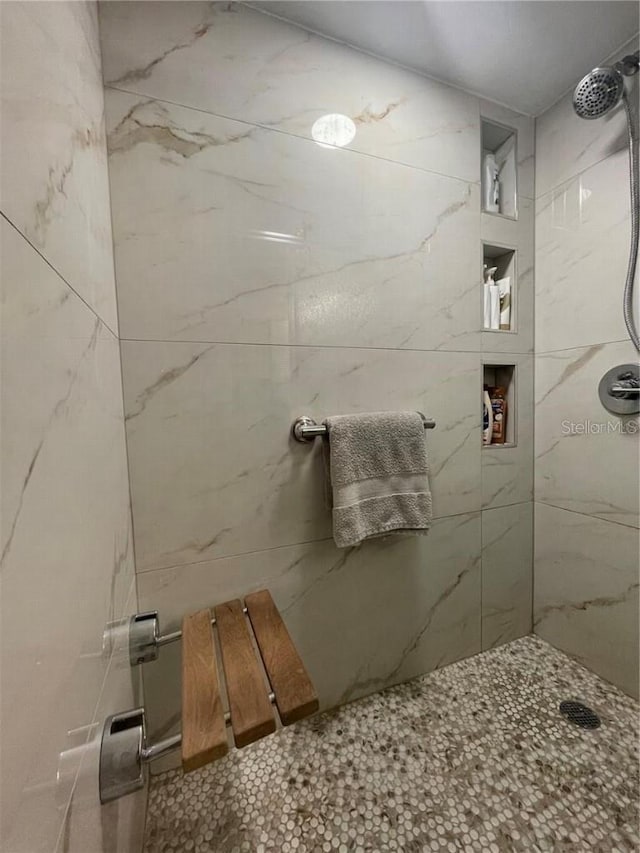 bathroom featuring a tile shower