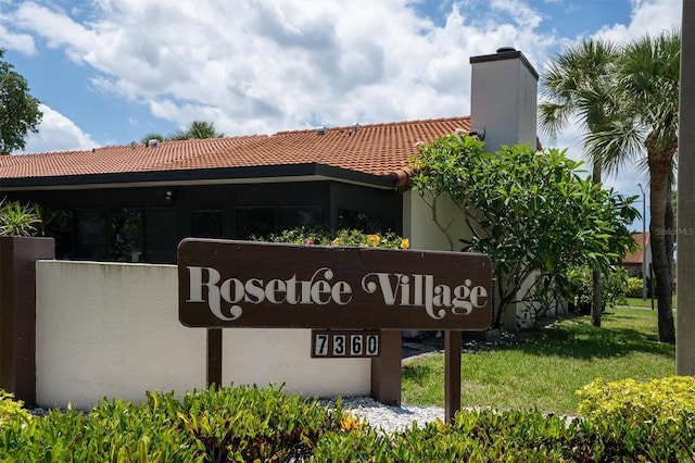 community / neighborhood sign featuring a lawn