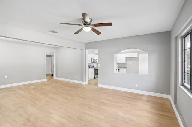 empty room featuring light hardwood / wood-style floors and ceiling fan