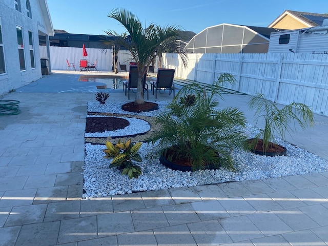 view of yard featuring a patio area