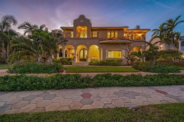 view of front of home featuring a balcony