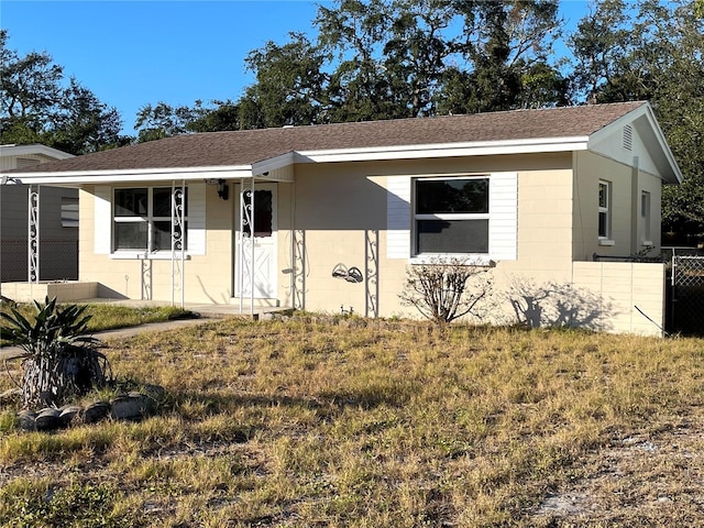 single story home with a front yard