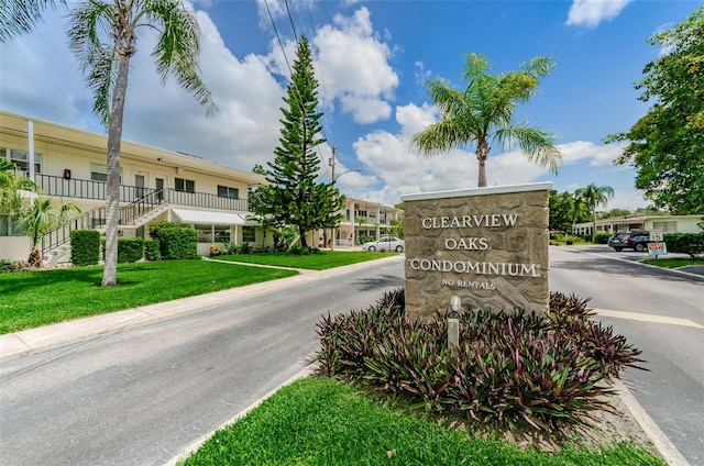 community sign with a lawn