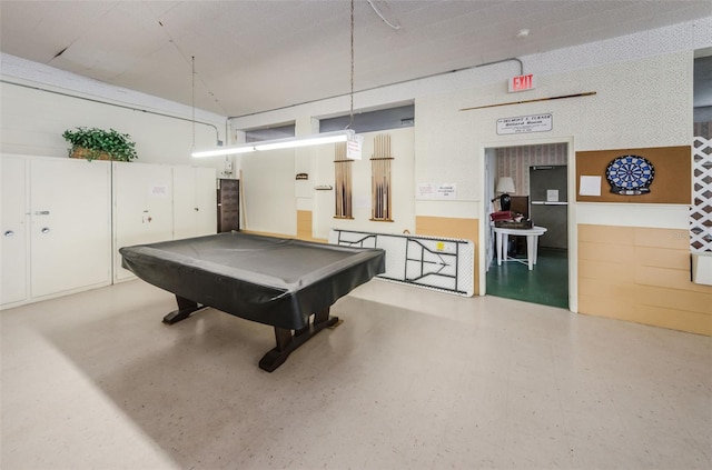 playroom featuring pool table