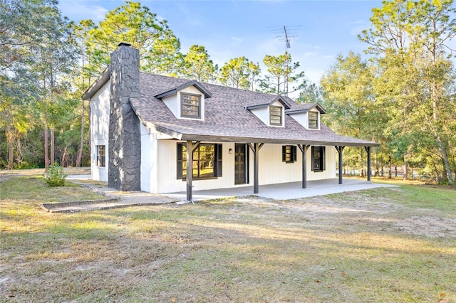 view of front of house featuring a front yard