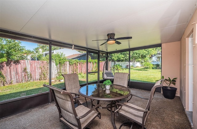 sunroom with ceiling fan