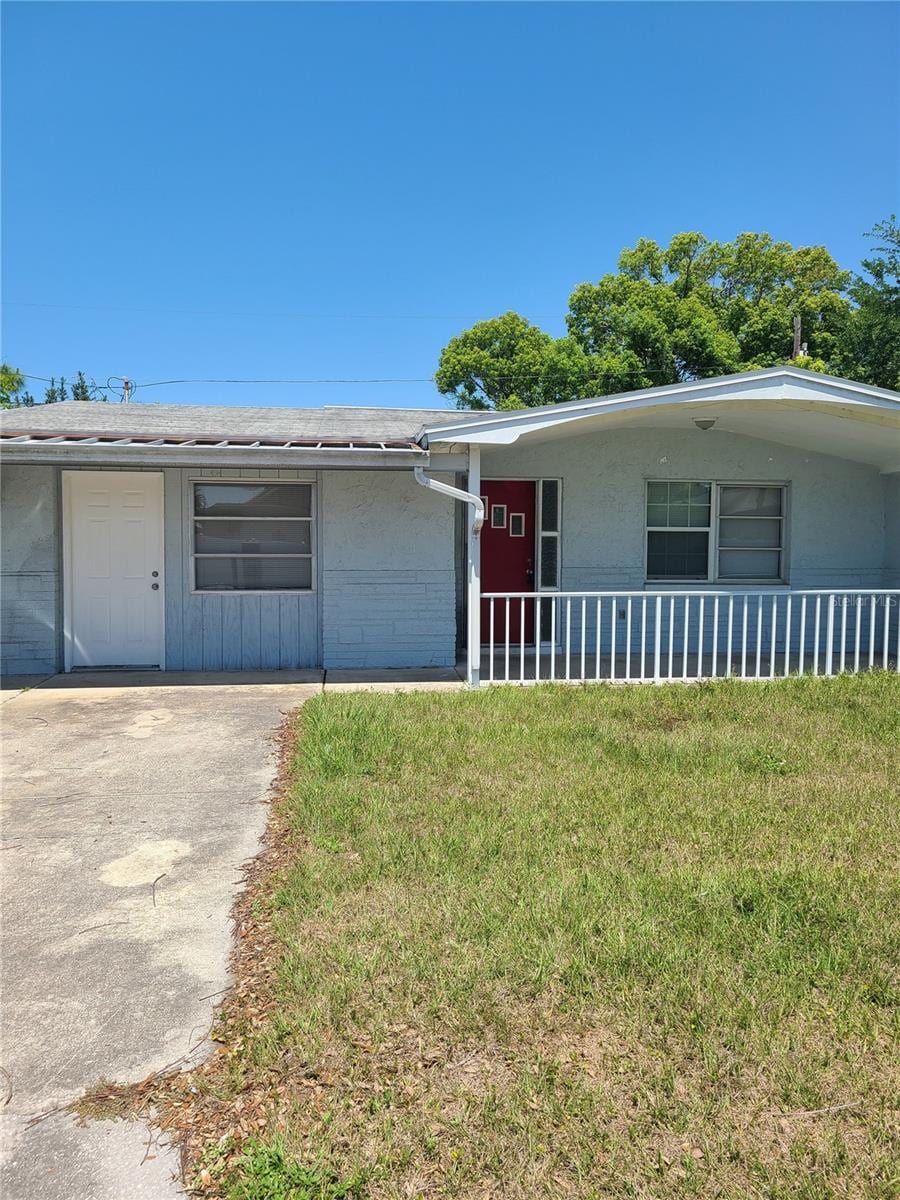 single story home with a front yard