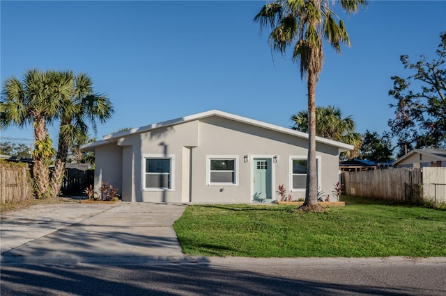 ranch-style house featuring a front yard