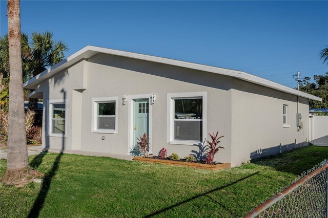 view of front facade featuring a front yard