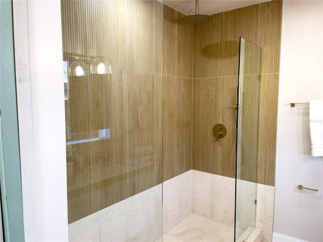 bathroom featuring tiled shower