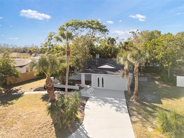 view of front of home featuring a front lawn