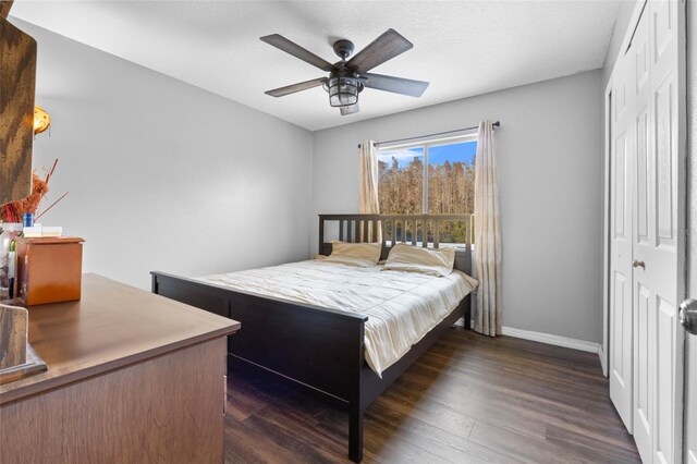 bedroom featuring a closet, dark hardwood / wood-style floors, and ceiling fan