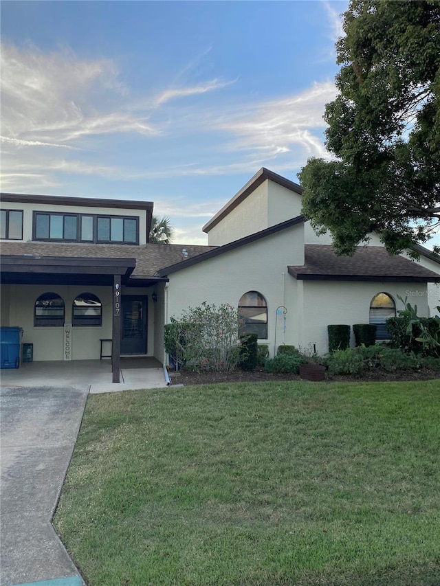 view of front facade with a front lawn