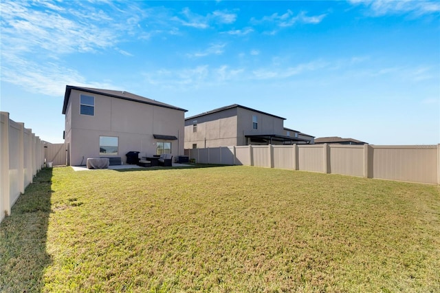 view of yard featuring outdoor lounge area