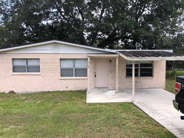 view of front of home featuring a patio and a front yard