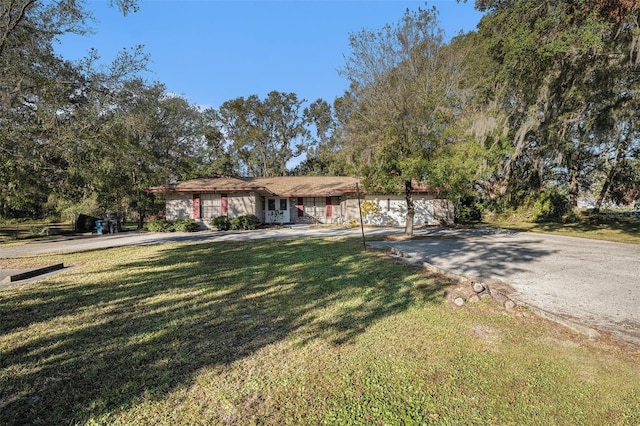 view of front of property featuring a front yard