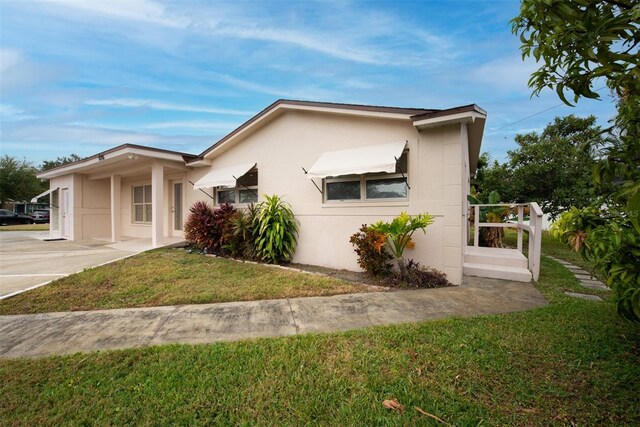 view of front facade featuring a front yard