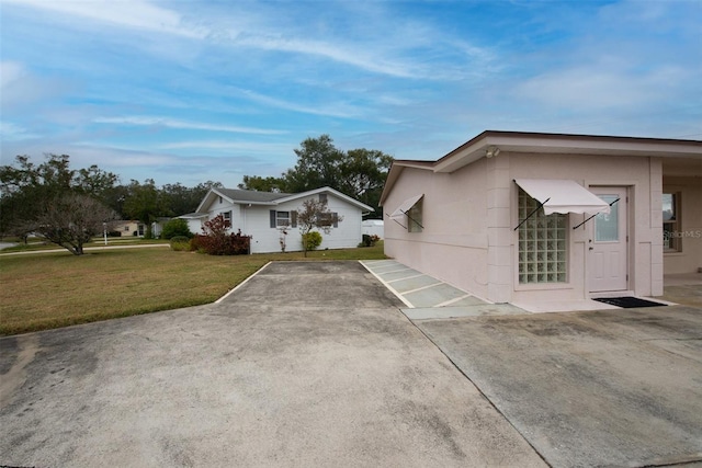 view of front facade featuring a front yard