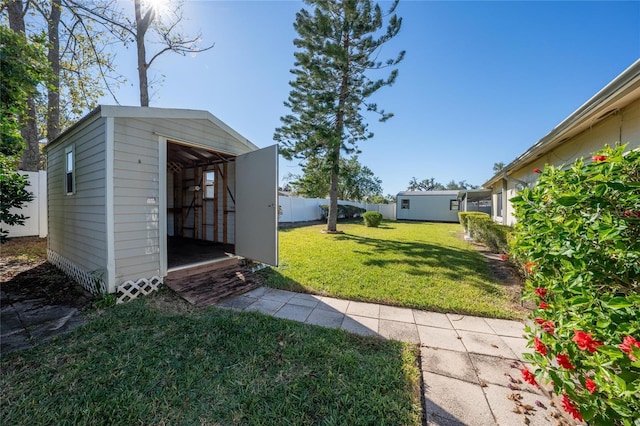 view of yard featuring a shed