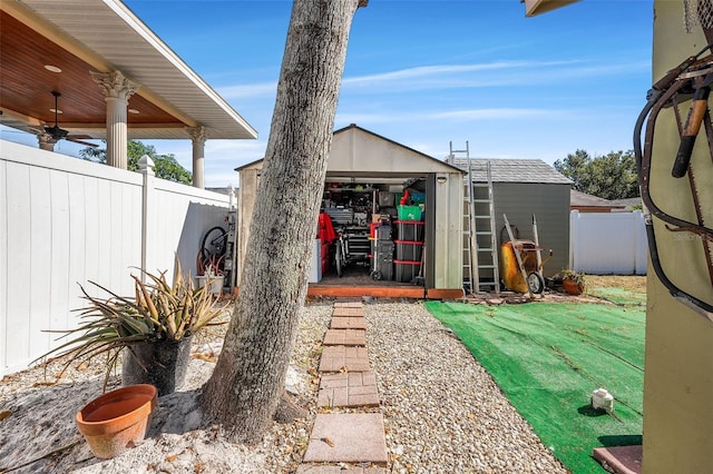 view of yard featuring a shed