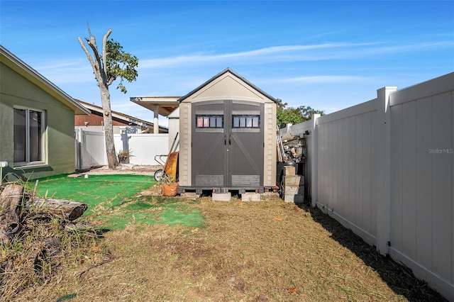 view of yard with a storage unit