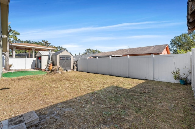 view of yard with a shed