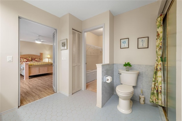 3401 Avenida Madera Unit B, Bradenton, FL 34210 - full bathroom featuring ceiling fan, ensuite bath, toilet, tile walls, and tile patterned floors