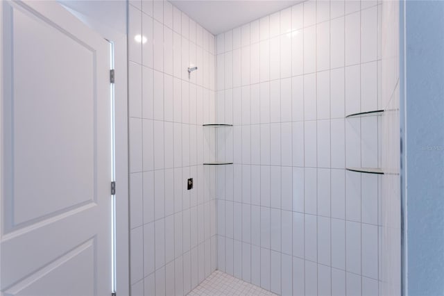 bathroom featuring a tile shower