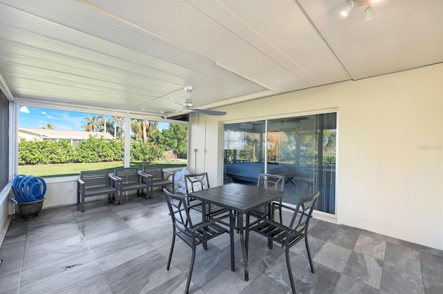 sunroom with ceiling fan