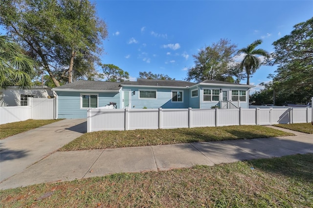 view of front of property featuring a front lawn