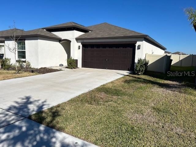 view of front facade featuring a front yard and a garage