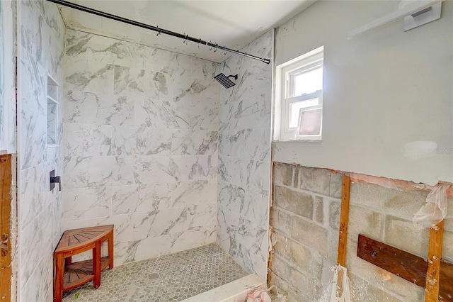 bathroom featuring tiled shower